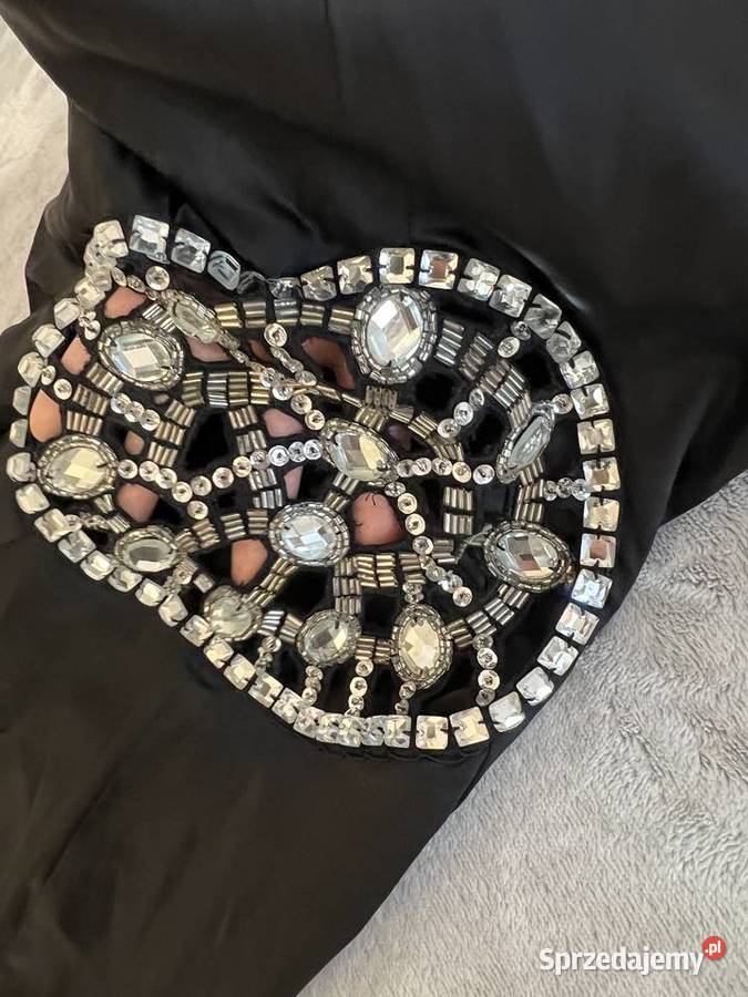 Sukienka na jedno ramię czarna ze zdobieniem na