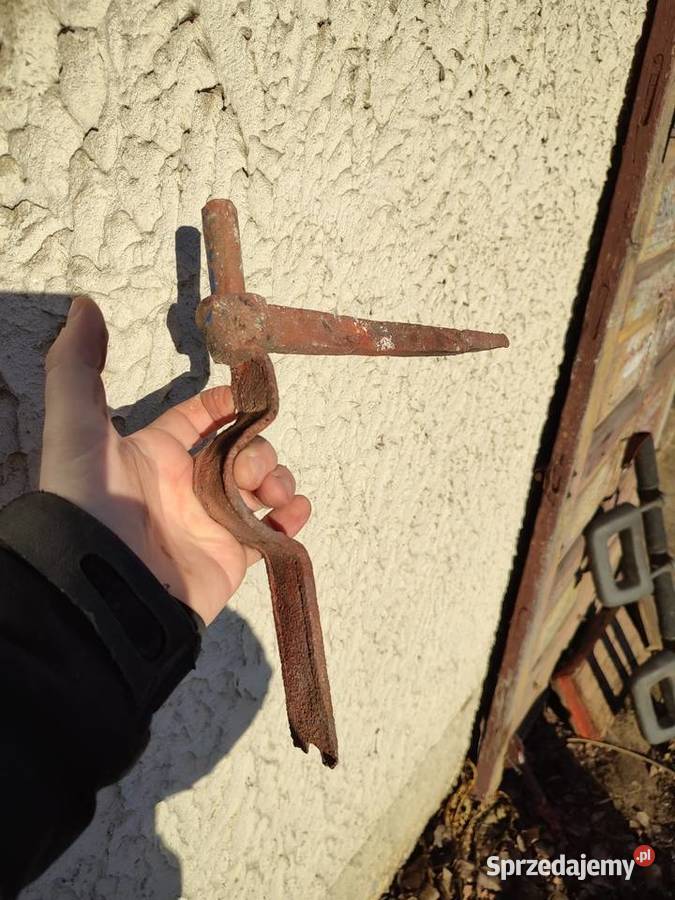 Stuletnie haki drzwi starej stodoły Witkowice