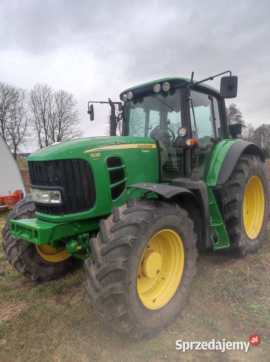 Ciągnik rolniczy John Deere z ładowaczem bez John Deere