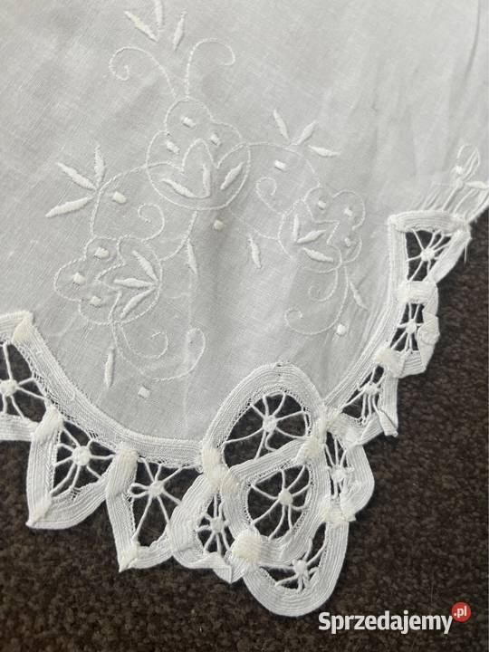 Obrus biały haftowany z koronkami biały