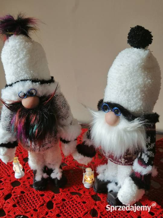 Skrzat świąteczny stojący z migoczącą latarenką śląskie Katowice