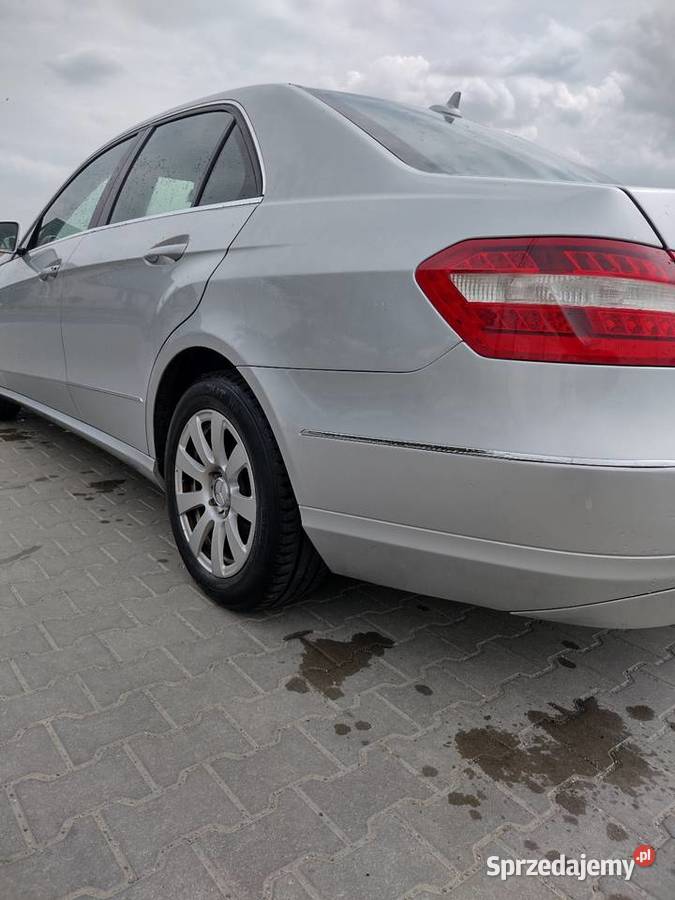 Okazyjnie Zadbany Mercedes E KlasaW 212Rocznik światła LED Klasa E Motoryzacja Strzelno
