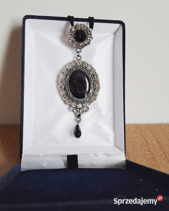 Sprzedam klasyczny wisiorek z dużym czarnym Wisiorki lubelskie sprzedam