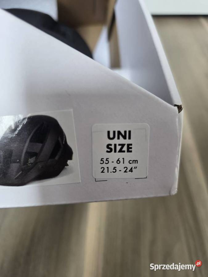 Czarny kask na rowerhulajnogę