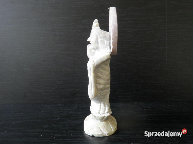 Figura wyrzezbiona w kamieniu Łódź