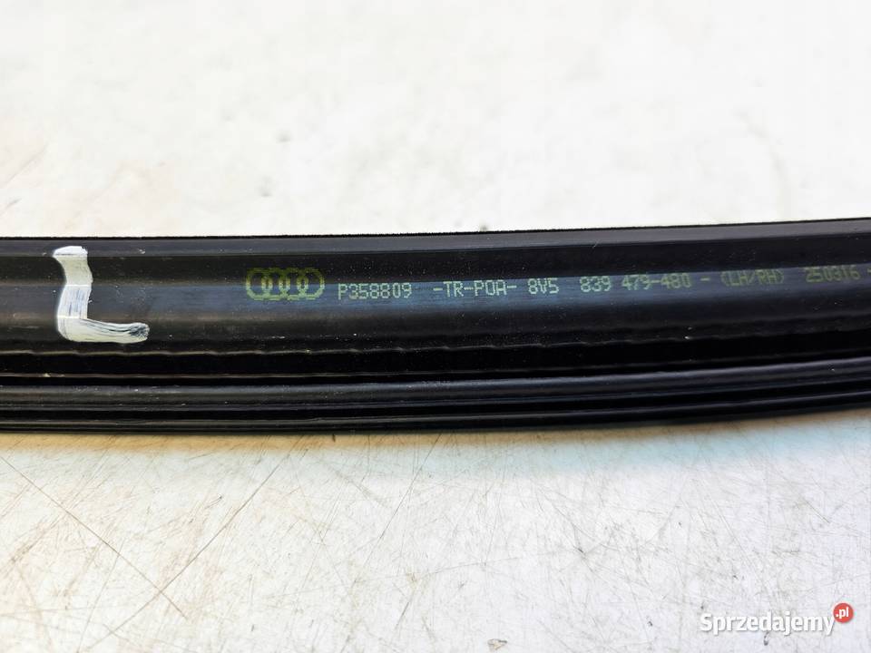 LISTWA ZGARNIAJĄCA SZYBY LEWY TYŁ AUDI A3 8V Przystajń
