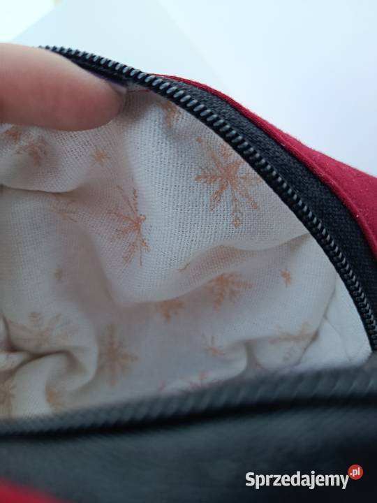 Kosmetyczka czerwona materiałowa w śnieżynki Konin