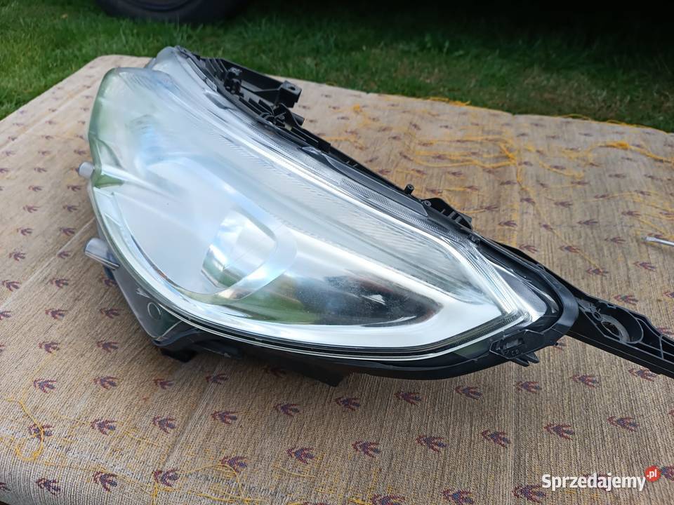 Lampa lewy przód Peugeot 2008 I lift 2016 jasny Rok produkcji 2016 sprzedam