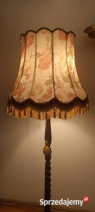 Wysoka drewniana lampa podłogowa z abażurem Skierniewice
