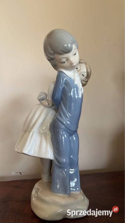 Figurka dziewczyny z chłopcem Figurka NAO Z Gdańsk