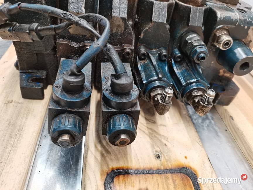 Holland LM 5040 Rozdzielacz hydrauliczny Wilkowo