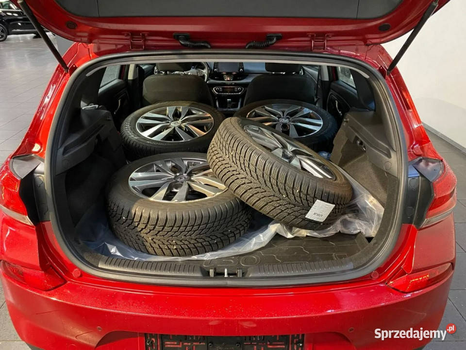 Hyundai i30 III 2017 96000km Sadlno