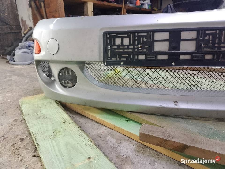 Zderzak z halogenami i kierunkowskazami