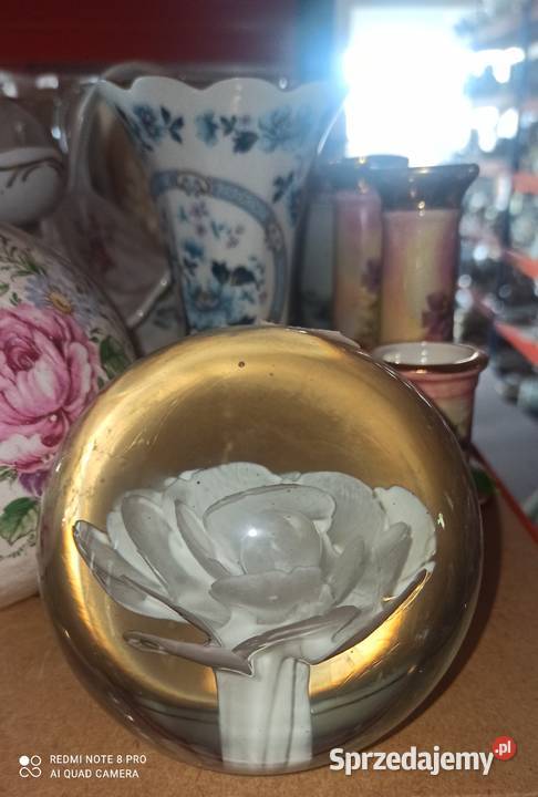 Kula szklana z białą różą przycisk na biurko sprzedam