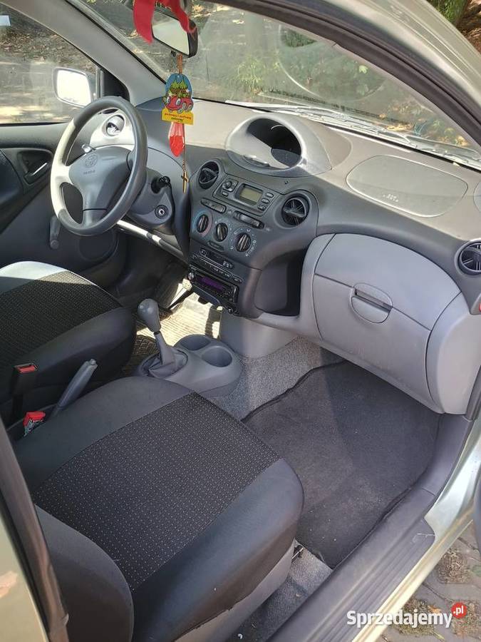 Toyota yaris 2002 jeździ skręca hamuje oc pt sprzedam
