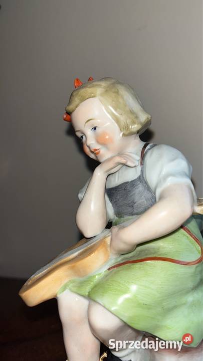 Śliczna Figurka dziewczynki z gitarą Bez Porcelana i szkło pomorskie sprzedam
