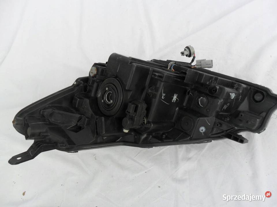 REFLEKTOR PRZÓD STRONA PRAWA TOYOTA YARIS Lampy przednie Nowy Tomyśl