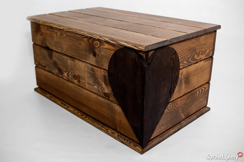 Skrzynia drewniana z sercem, serce, kufer, stolik