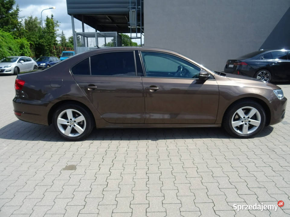 Volkswagen Jetta Volkswagen Golf z bagażnikiem brązowy