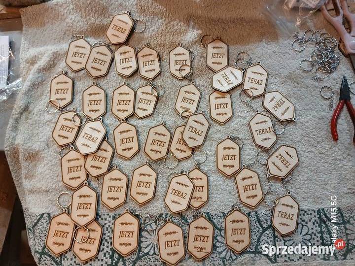 Firmowy brelok drewniany z logo numeracja małopolskie