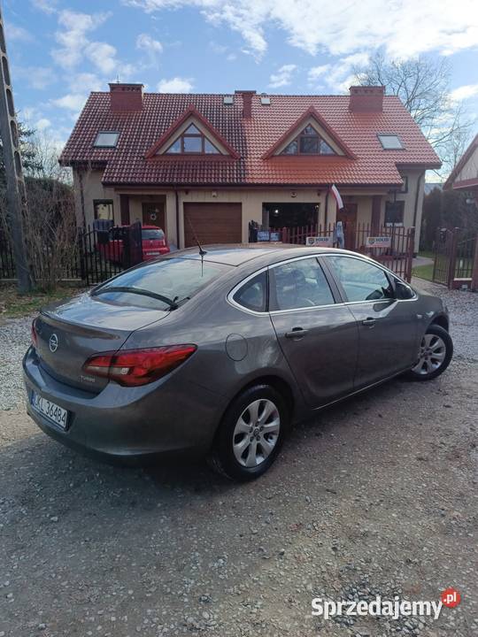 Opel Astra J 2016r 14 benzyna sedan zadbany 140KM Kluczbork