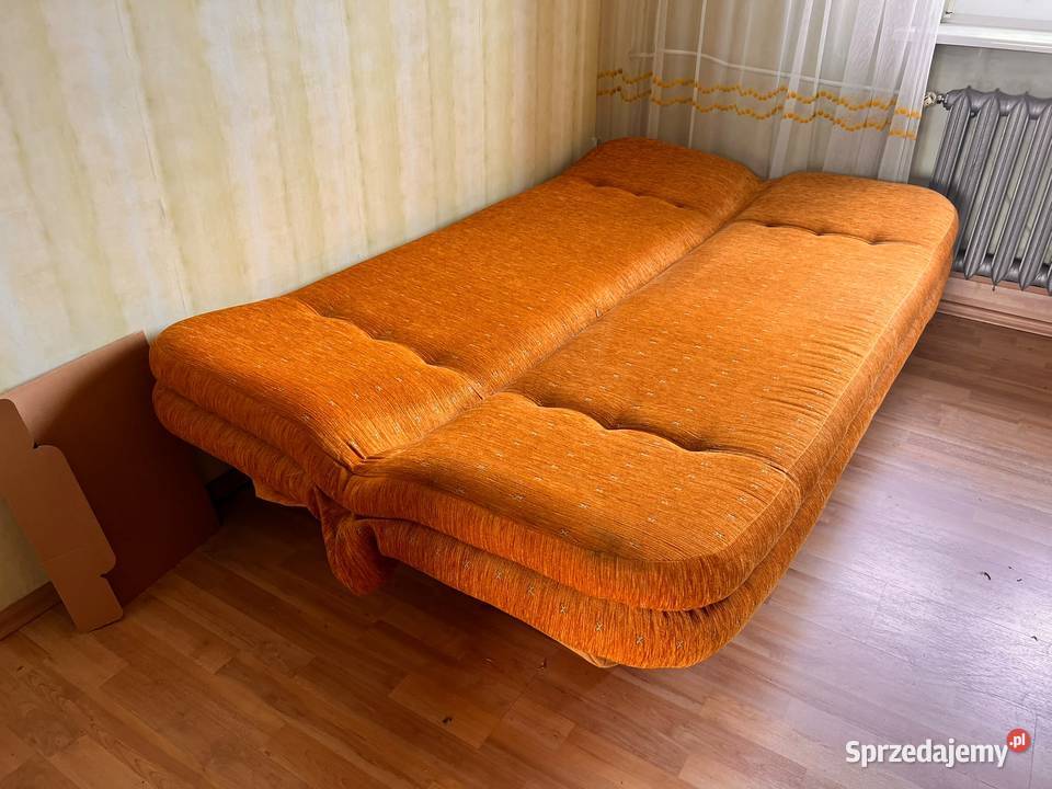 Klimatyczna pomarańczowa rozkładana wersalka