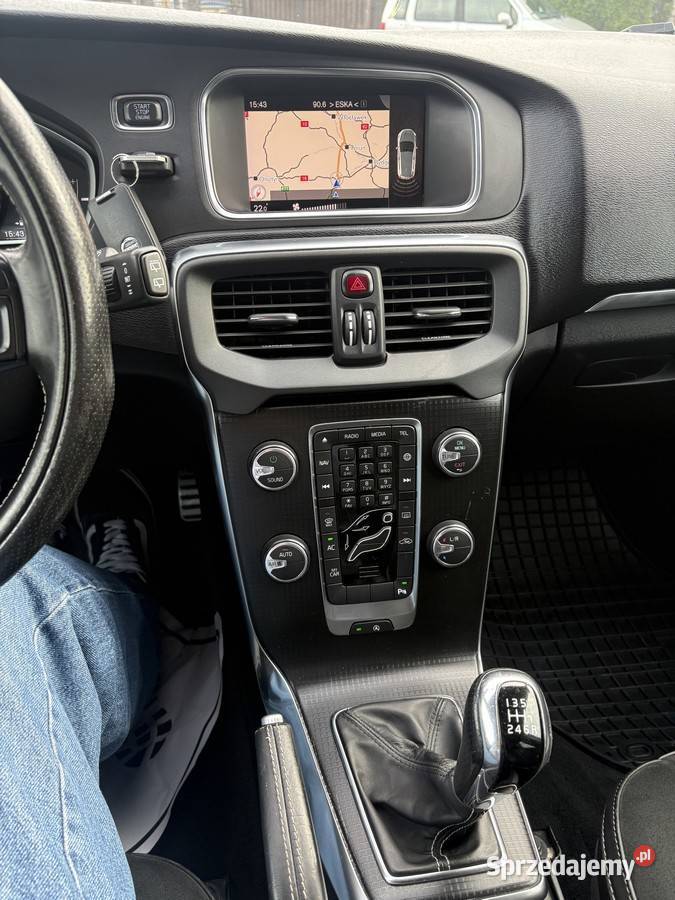 VOLVO V40 20 BENZYNA 122 2019 6 BIEGÓW elektryczne lusterka Dolna Grupa
