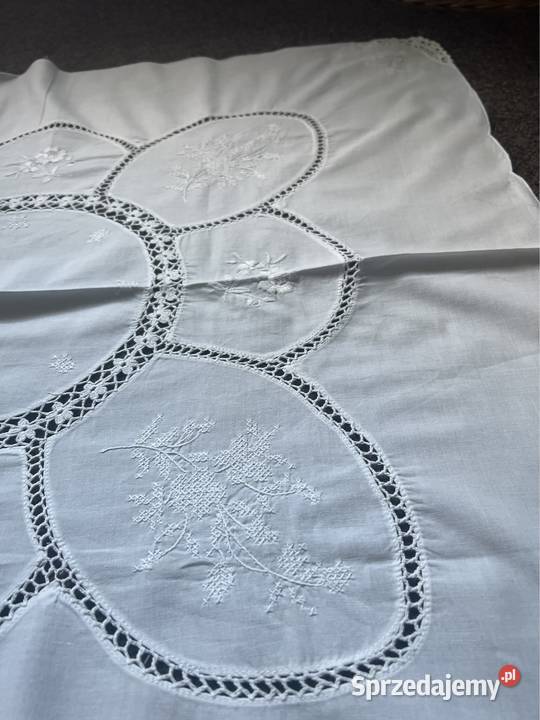 Obrus biały szydełkowy haftowany