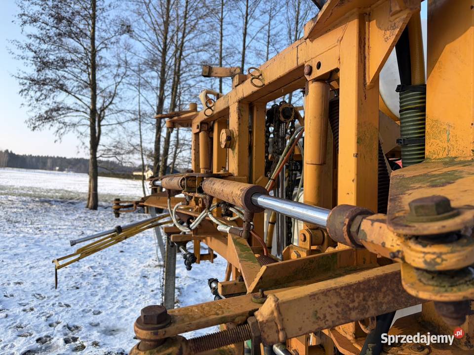 Opryskiwacz zawieszany uszkodzony Niedźwiedź