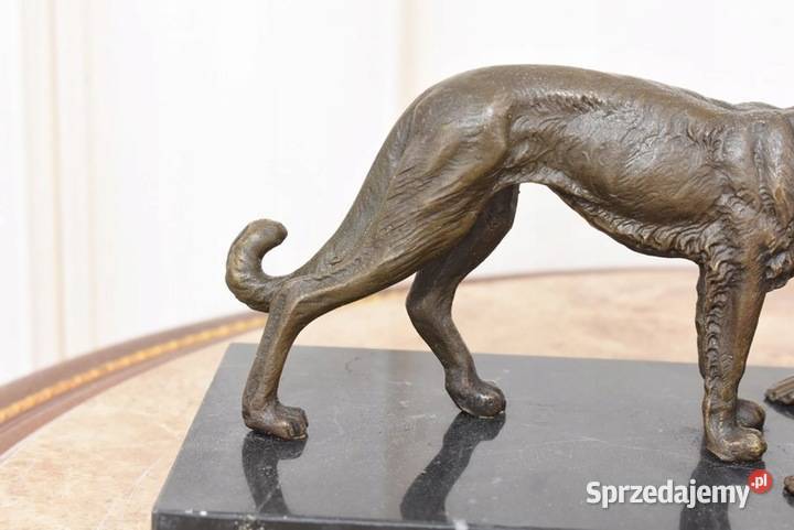 Siedząca Dziewczyna z Psem Chartem Figura z Kraków