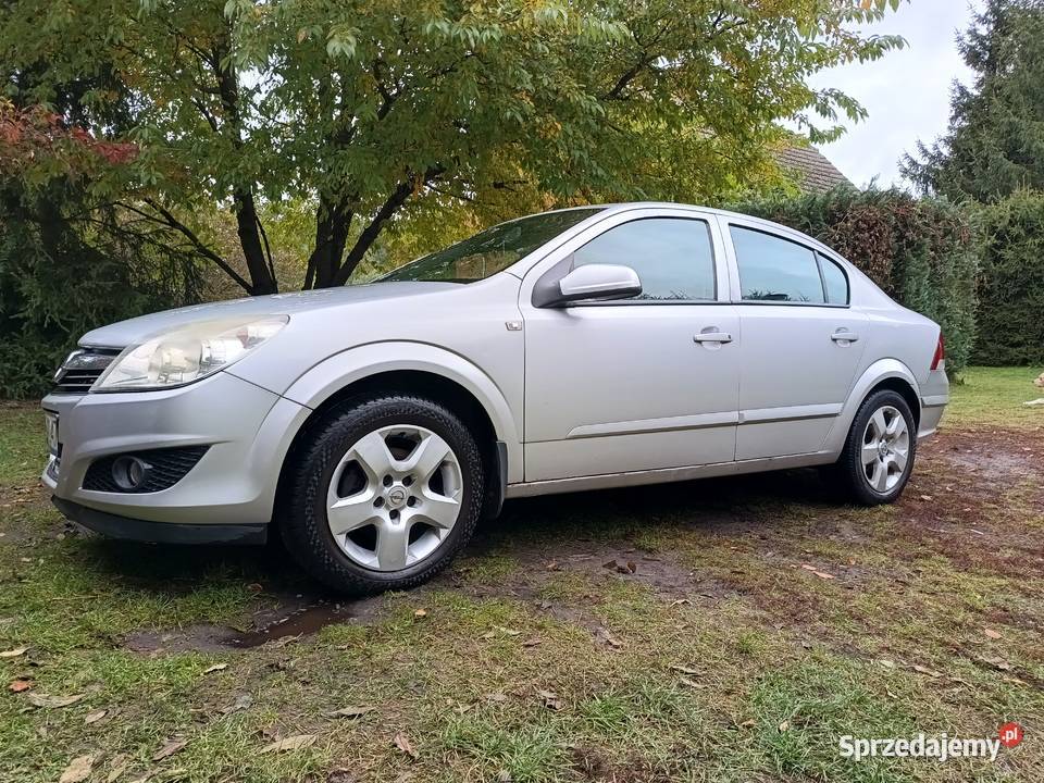 Sprzedam opla astrę h sedan 414000km