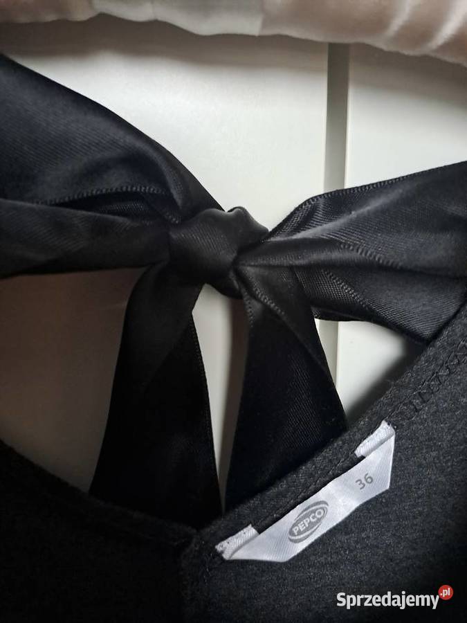 Sukienka z tkaniny sweterkowej z falbankami i Warszawa