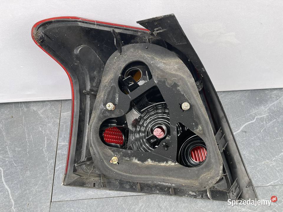 TOYOTA AVENSIS T25 HB PRAWA LAMPA TYŁ 5D prawe sprzedam