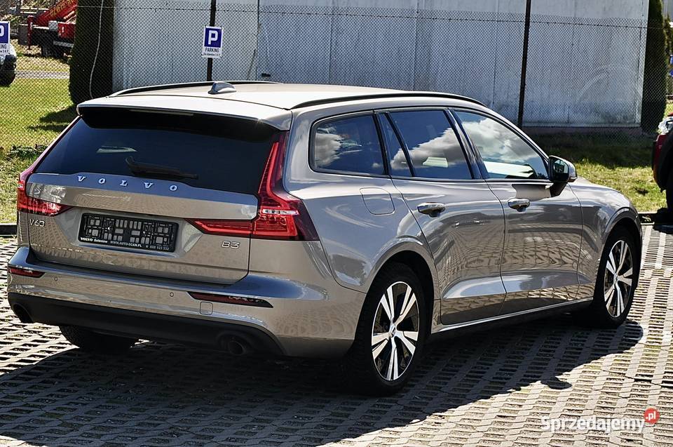 Volvo V60 B3 MOMENTUM 20 benzyna 163 2020r FV 23 zachodniopomorskie Goleniów