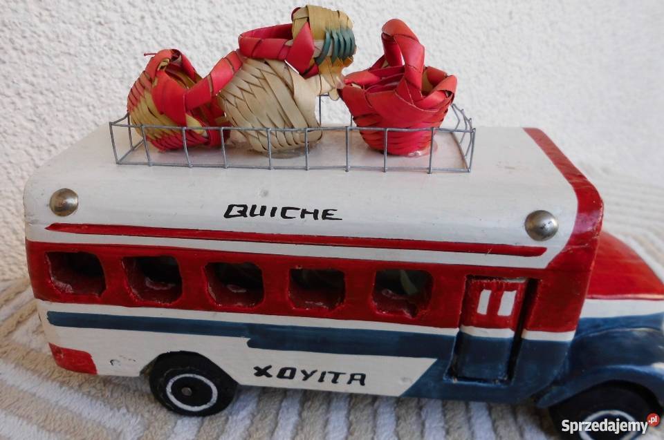 Stary drewniany autobus wystrugany ręcznie mazowieckie