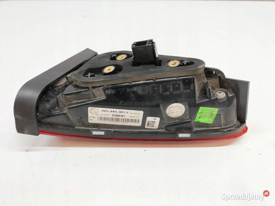 LAMPA TYŁ W KLAPĘ LEWA SEDAN EU LIFT 3V5945307F