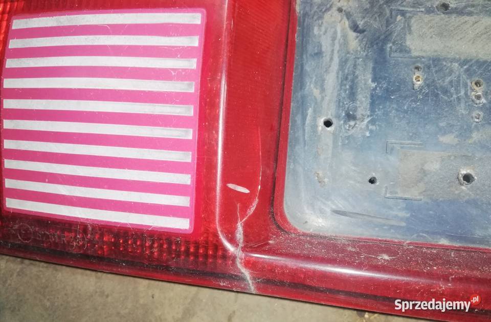 Blenda tylnej klapy czerwona lampy Audi 80 90 b3