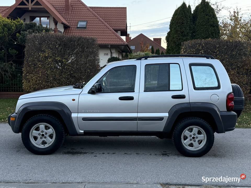 Jeep Cherokee KJ Liberty 24b 147 4x4 2004r czarny Chełm