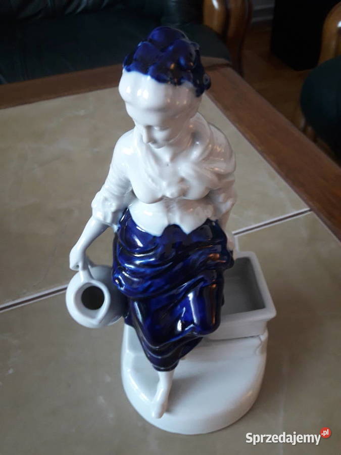 Kobieta z dzbanem figurka porcelanowa J Janów Lubelski