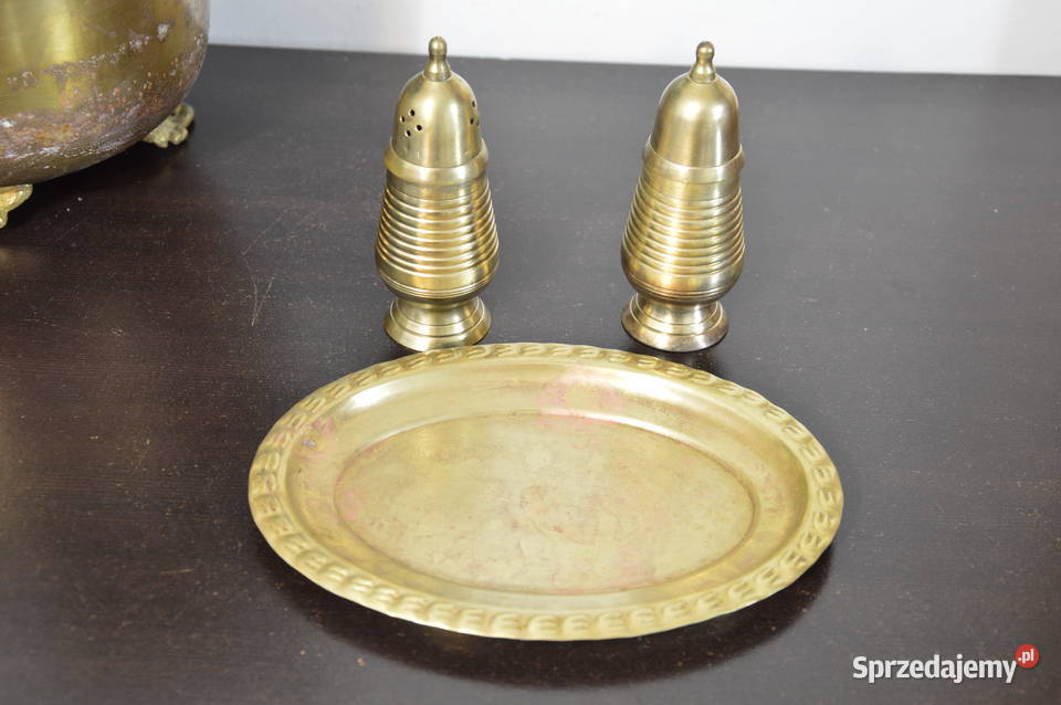 mosiężne solniczka i pieprzniczka na tacce stare Jastrzębie-Zdrój
