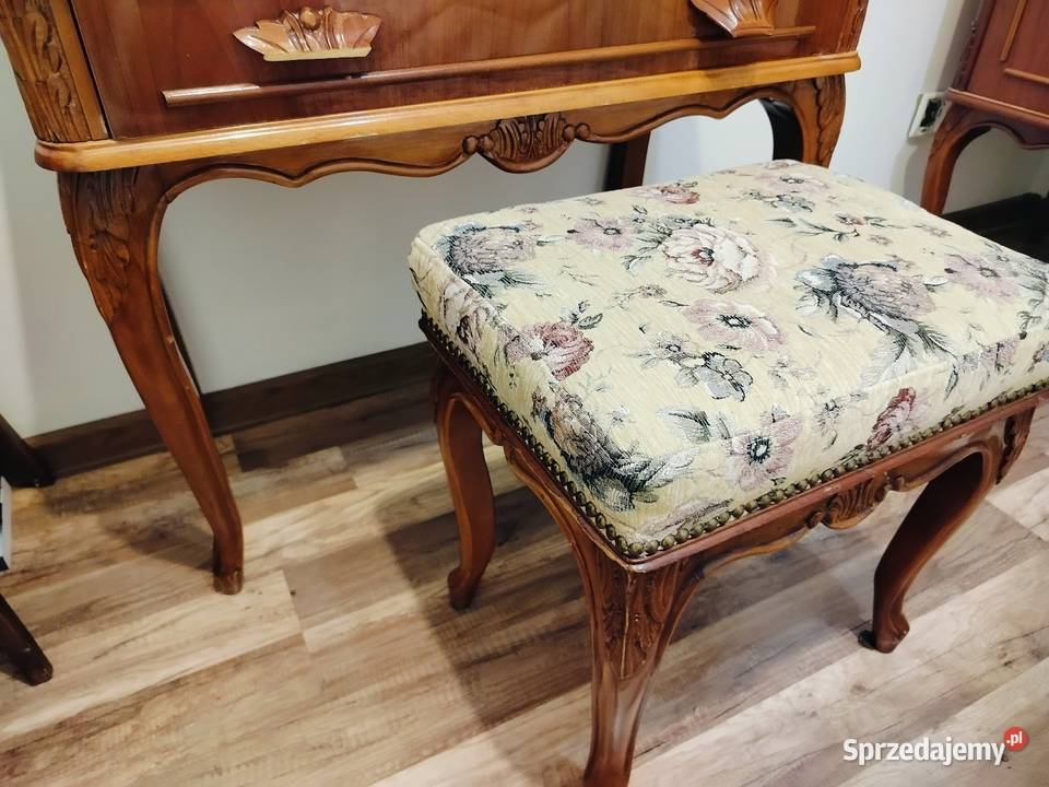 Toaletka Ludwikowska z pięknym pufem