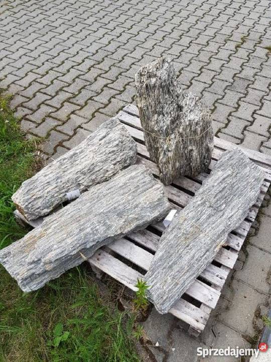 Ozdobne bryły skały monolity i kamienie ogrodowe