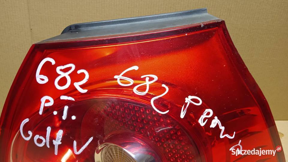 VW GOLF V HB LAMPA TYŁ PRAWA Zbierkowo
