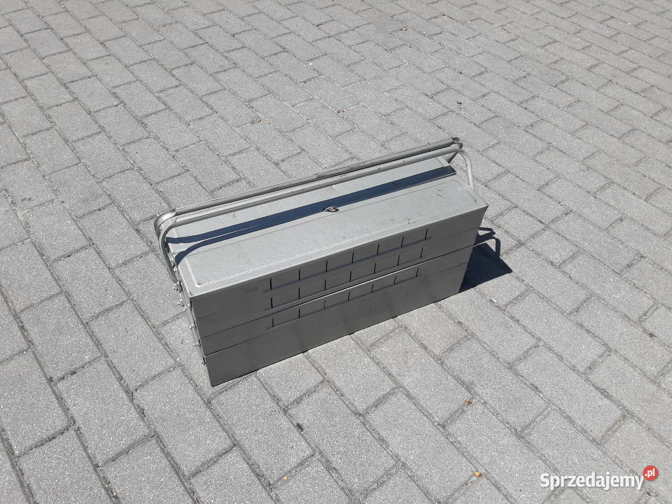 Metalowa skrzynka narzędziowa z okresu PRL u Gdynia