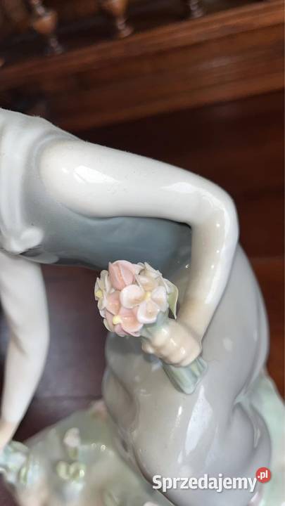 Figurka Dziewczyna zrywająca kwiaty Lladro Spain Antyki, Sztuka, Kolekcje