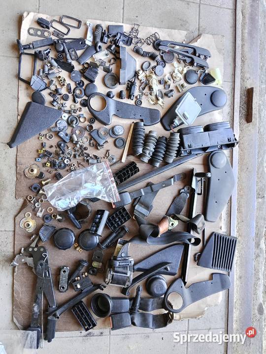 Kołki plastiki śruby zaślepki wyposażenie Frysztak sprzedam