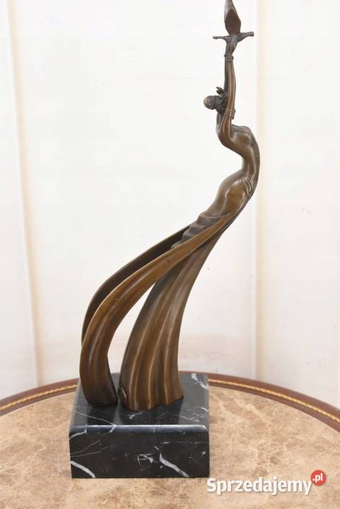 Kobieta w Sukni Z Gołębiem Brąz Wielka Figura z