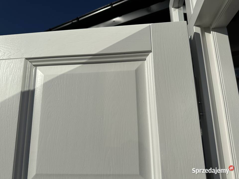 Drzwi zewnętrzne drewniane angielskie nietypowe Brodnica