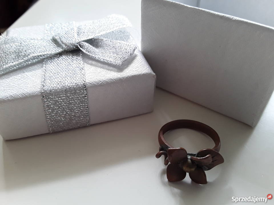 Pierścionek z brązu z motywem kwiatowym 149 mm mazowieckie Warszawa