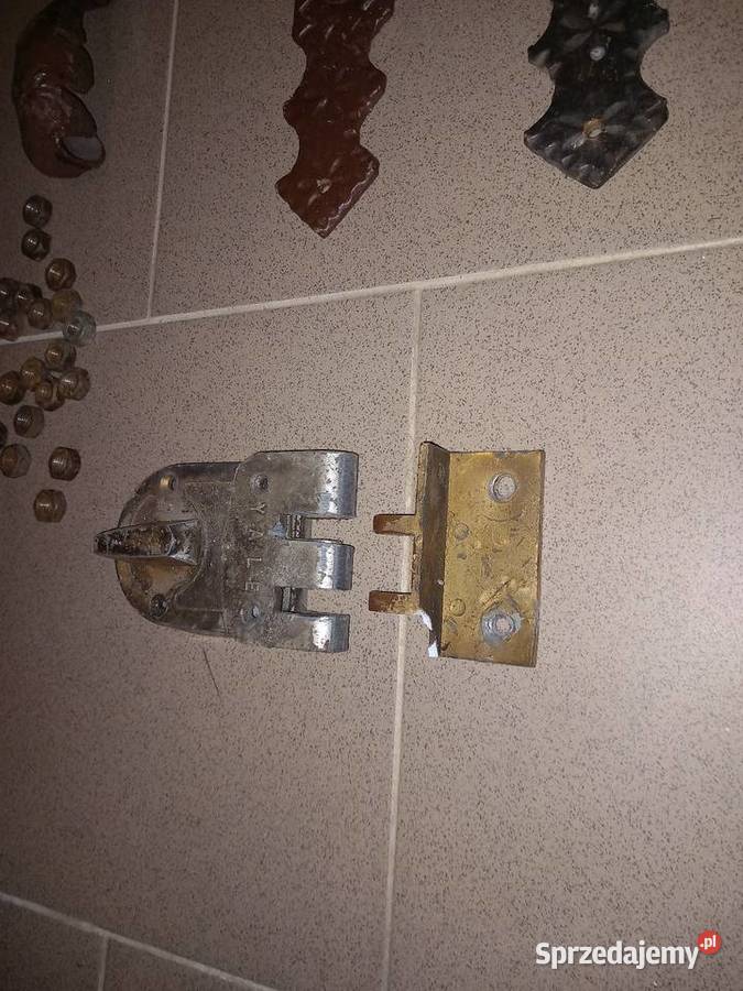 Zawiasy kute szyldy klamka zamek małopolskie Ptaszkowa